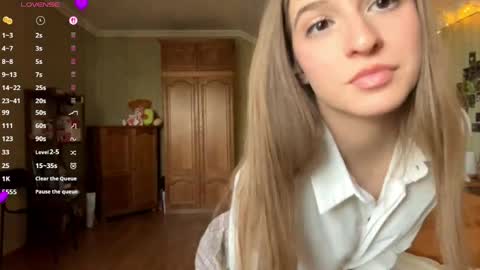 Snapshot of riskykiss chatting on 05-31-26, 01:29 Mary online show from 05-31-26, 01:29