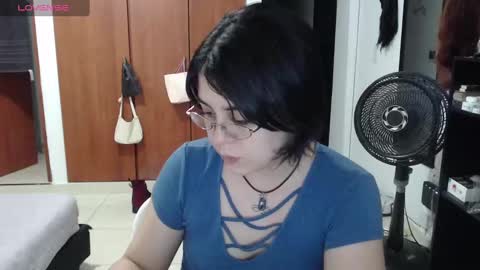 Snapshot of rivadeneira222 chatting on 09-13-25, 02:11 PeachSalinger online show from 09-13-25, 02:11