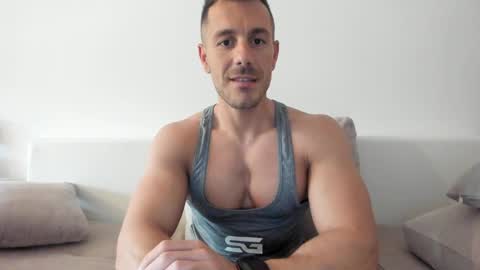 Snapshot of roberto4ever chatting on 05-19-26, 09:48 roberto4ever online show from 05-19-26, 09:48
