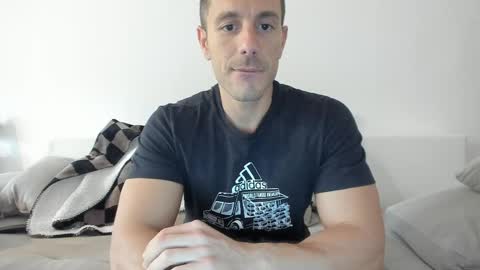 Snapshot of roberto4ever chatting on 05-28-26, 04:26 roberto4ever online show from 05-28-26, 04:26