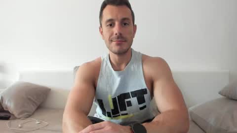 Snapshot of roberto4ever chatting on 06-01-26, 11:23 roberto4ever online show from 06-01-26, 11:23
