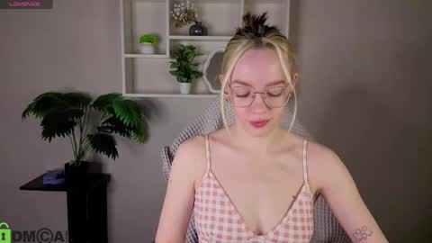 Snapshot of rockett_bunny chatting on 05-01-26, 12:37 Rockett online show from 05-01-26, 12:37