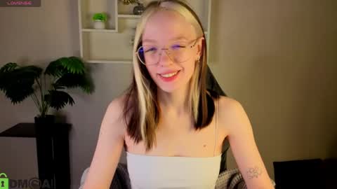 Snapshot of rockett_bunny chatting on 05-08-26, 12:38 Rockett online show from 05-08-26, 12:38