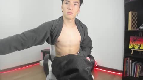 Snapshot of rofflust chatting on 02-16-26, 03:02 Roff Lust online show from 02-16-26, 03:02