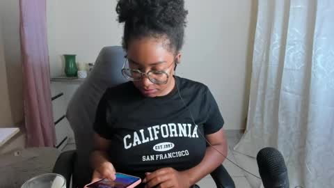 Snapshot of romantic_stargirl chatting on 05-11-26, 04:29 Is A Belle online show from 05-11-26, 04:29