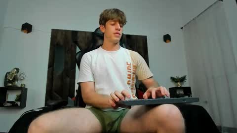 Snapshot of romeo_ricci1 chatting on 06-06-26, 02:05 Romeo Ricci online show from 06-06-26, 02:05
