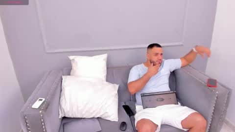 Snapshot of ronnyruso chatting on 01-13-25, 05:55 ronnyruso online show from 01-13-25, 05:55