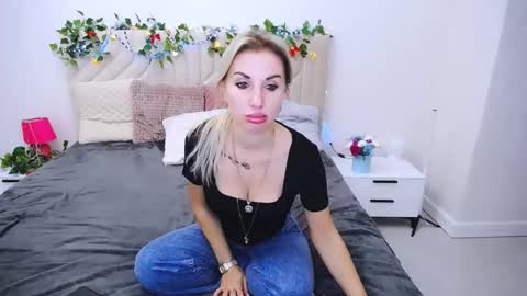 Snapshot of rose__shine chatting on 10-14-25, 08:59 rose shine online show from 10-14-25, 08:59