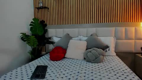 roseaurora online show from 11-24-25, 12:49