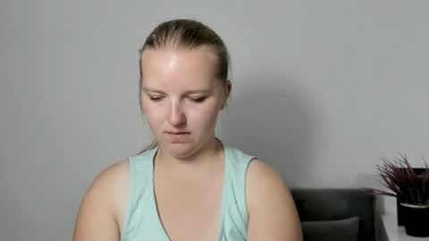 Snapshot of rosehypnotic chatting on 06-12-26, 05:23 Rose online show from 06-12-26, 05:23