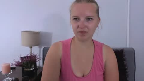 Snapshot of rosehypnotic chatting on 07-08-26, 07:35 Rose online show from 07-08-26, 07:35