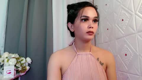 Snapshot of rosella_xx chatting on 10-19-25, 01:39 TONETH online show from 10-19-25, 01:39