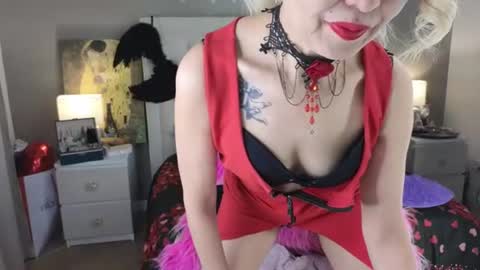 Snapshot of roxalanastar chatting on 06-18-26, 08:36 Roxalana online show from 06-18-26, 08:36