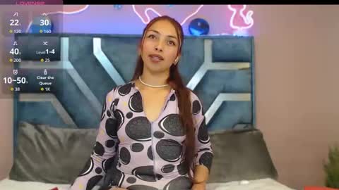 Snapshot of roxan_fox_ chatting on 04-28-26, 02:49 Roxane online show from 04-28-26, 02:49