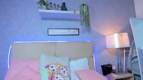 Snapshot of roxanebrown chatting on 07-14-26, 02:05 roxanebrown online show from 07-14-26, 02:05