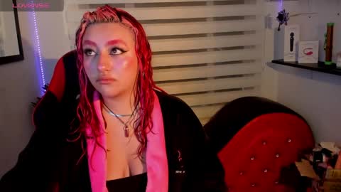 Snapshot of roxanne_morelli chatting on 04-25-26, 12:19 roxanne online show from 04-25-26, 12:19