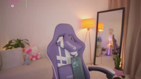Snapshot of roxie_gates chatting on 06-22-26, 06:05 R O X I E online show from 06-22-26, 06:05