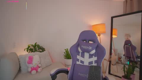 Snapshot of roxie_gates chatting on 07-04-26, 02:29 R O X I E online show from 07-04-26, 02:29