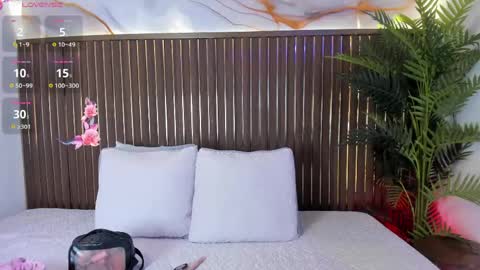 Snapshot of roxie_ns chatting on 04-19-26, 12:37 Roxie online show from 04-19-26, 12:37