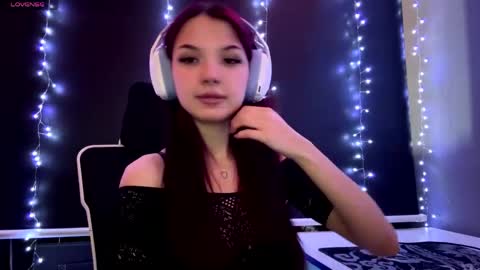 Snapshot of roxiepiurkowski chatting on 05-18-26, 03:07 Hana online show from 05-18-26, 03:07