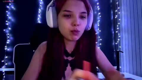 Snapshot of roxiepiurkowski chatting on 06-23-26, 03:54 Hana online show from 06-23-26, 03:54
