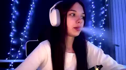 Snapshot of roxiepiurkowski chatting on 07-16-26, 04:35 Hana online show from 07-16-26, 04:35