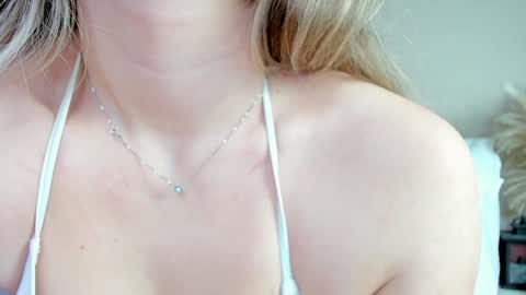 Snapshot of roxxana227 chatting on 03-04-25, 07:32 Rox online show from 03-04-25, 07:32