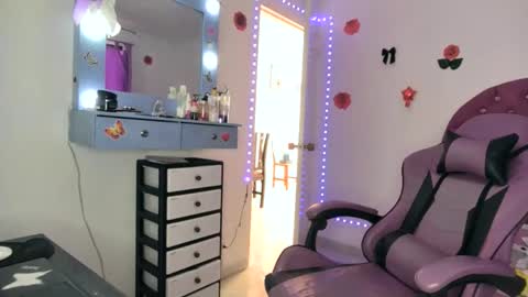 Snapshot of roxy_lu_07 chatting on 06-11-26, 12:14 Roxy online show from 06-11-26, 12:14