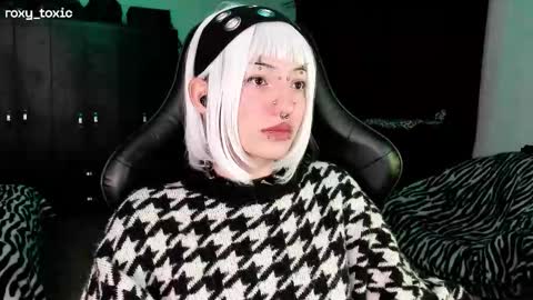 Roxy Independient model Help me to reach 50 thumbs up online show from 11-19-25, 02:00