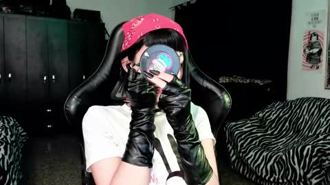 Roxy Independient model Help me to reach 50 thumbs up online show from 01-16-26, 12:36