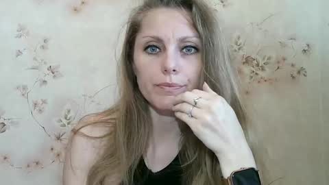 roxyfox18x01 online show from 04-17-26, 07:00