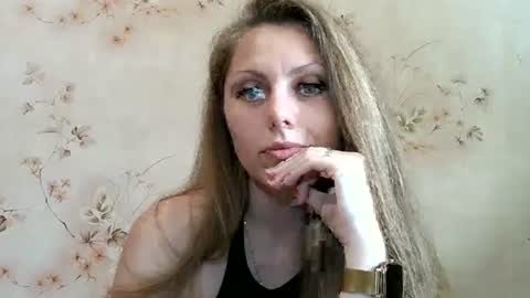 Snapshot of roxyfox18x01 chatting on 06-15-26, 07:21 roxyfox18x01 online show from 06-15-26, 07:21