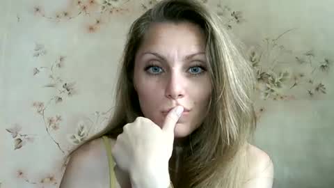Snapshot of roxyfox18x01 chatting on 06-20-26, 09:23 roxyfox18x01 online show from 06-20-26, 09:23