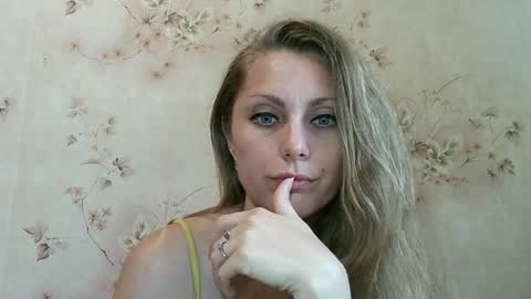 Snapshot of roxyfox18x01 chatting on 07-12-26, 08:38 roxyfox18x01 online show from 07-12-26, 08:38