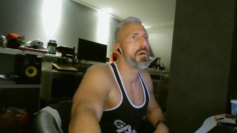 Snapshot of ruffi77 chatting on 12-31-24, 09:17 Chico que rico Caliente online show from 12-31-24, 09:17