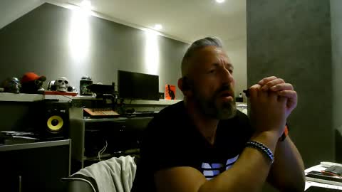 Snapshot of ruffi77 chatting on 02-16-25, 04:10 Chico que rico Caliente online show from 02-16-25, 04:10