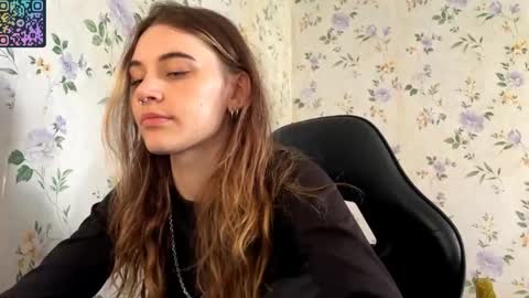 Snapshot of rusmedium chatting on 05-29-26, 10:24 Lisa and Vlad online show from 05-29-26, 10:24