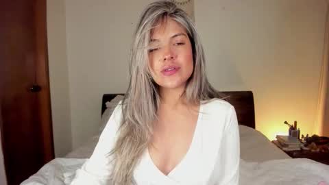 Snapshot of s_u_n_r_i_s_e_e chatting on 09-25-25, 03:21 Leslie Beltrn online show from 09-25-25, 03:21