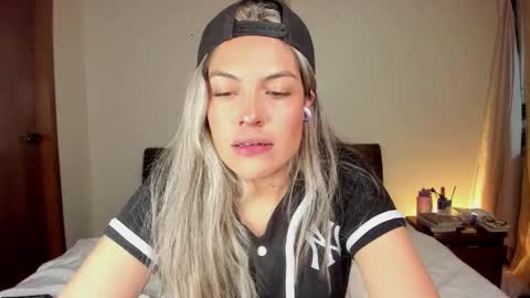 Snapshot of s_u_n_r_i_s_e_e chatting on 09-29-25, 02:06 Leslie Beltrn online show from 09-29-25, 02:06