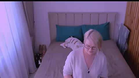 Snapshot of sabrinamacmarren chatting on 05-01-26, 04:00 Sabrina MacMarren online show from 05-01-26, 04:00