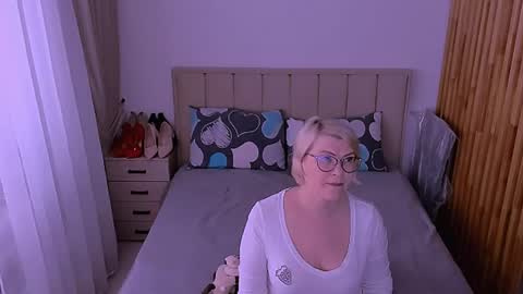 Snapshot of sabrinamacmarren chatting on 05-16-26, 10:58 Sabrina MacMarren online show from 05-16-26, 10:58