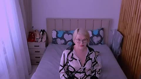 Snapshot of sabrinamacmarren chatting on 05-19-26, 03:18 Sabrina MacMarren online show from 05-19-26, 03:18