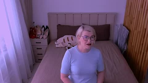 Snapshot of sabrinamacmarren chatting on 05-30-26, 10:23 Sabrina MacMarren online show from 05-30-26, 10:23
