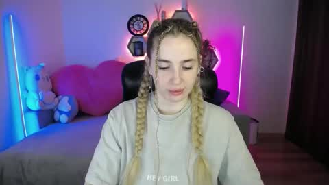 Snapshot of sabrinviolet chatting on 05-18-26, 08:09 Sabrina Violet online show from 05-18-26, 08:09