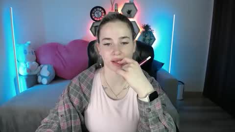 Snapshot of sabrinviolet chatting on 05-19-26, 08:09 Sabrina Violet online show from 05-19-26, 08:09