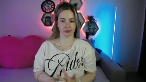 Snapshot of sabrinviolet chatting on 06-19-26, 09:24 Sabrina Violet online show from 06-19-26, 09:24