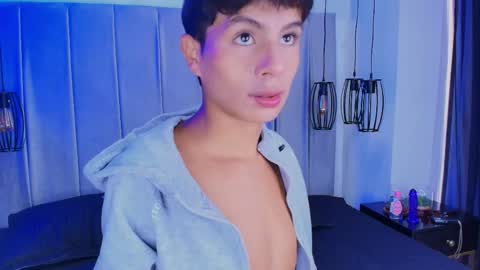 Snapshot of saintdangelo chatting on 05-02-26, 01:05 Santi online show from 05-02-26, 01:05