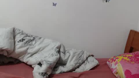 Snapshot of sallie_ chatting on 07-11-26, 07:05 naomi online show from 07-11-26, 07:05