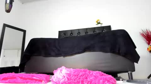 Snapshot of salomeswet chatting on 06-25-26, 05:07 martina online show from 06-25-26, 05:07