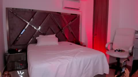 Snapshot of salommecruz01 chatting on 06-19-26, 01:32 Salomme Cruz online show from 06-19-26, 01:32